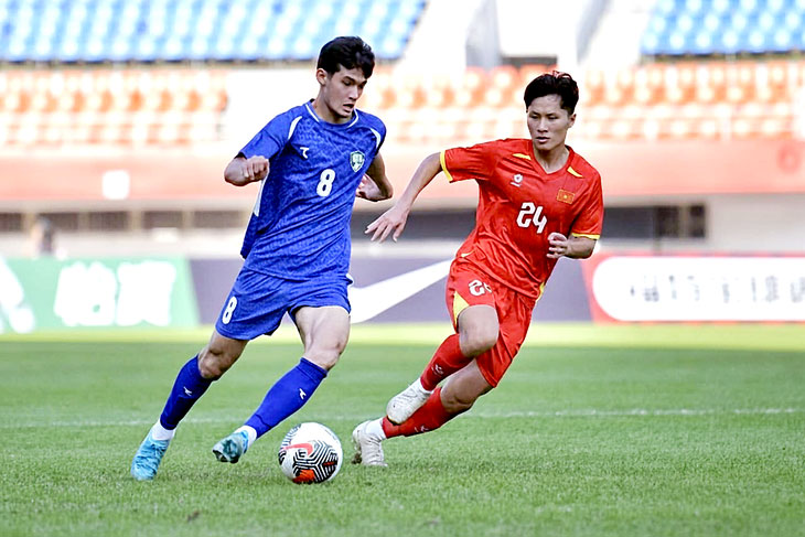 U22 Việt Nam (áo đỏ) không thể làm nên bất ngờ trước Uzbekistan - Ảnh: BTC