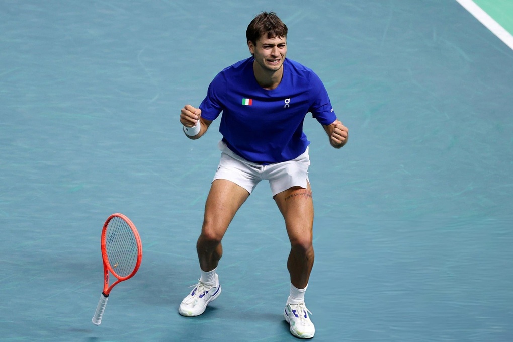 Cobolli phấn khích sau khi giúp tuyển Ý vào chung kết Davis Cup (Ảnh Getty).