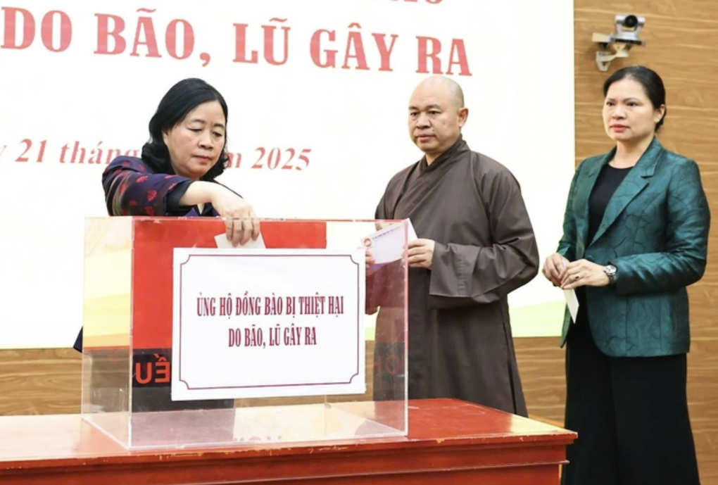 Chủ tịch Ủy ban Trung ương Mặt trận Tổ quốc Việt Nam Bùi Thị Minh Hoài ủng hộ các đồng bào bị ảnh hưởng bởi mưa lũ (Ảnh: Tiến Đạt).