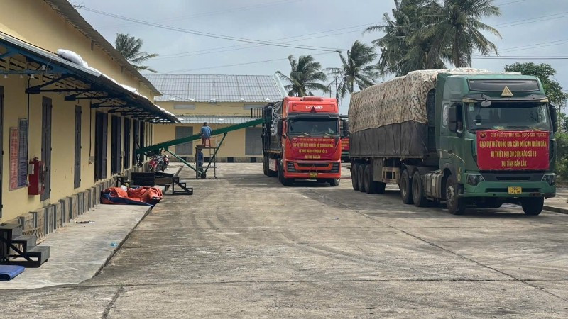 Xe vận chuyển gạo dự trữ quốc gia của Chi cục Dự trữ Nhà nước khu vực XII xuất phát hỗ trợ Nhân dân tỉnh Đắk Lắk bị thiệt hại do cơn bão số 13. (Ảnh: Cục Dự trữ)