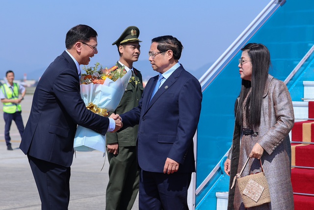 Thủ tướng Phạm Minh Chính về tới Hà Nội, kết thúc tốt đẹp chuyến công tác tới Kuwait, Algeria và Nam Phi- Ảnh 2.
Phó Chủ nhiệm Văn phòng Chính phủ Phạm Mạnh Cường đón Thủ tướng và Phu nhân tại sân bay - Ảnh: VGP/Nhật Bắc