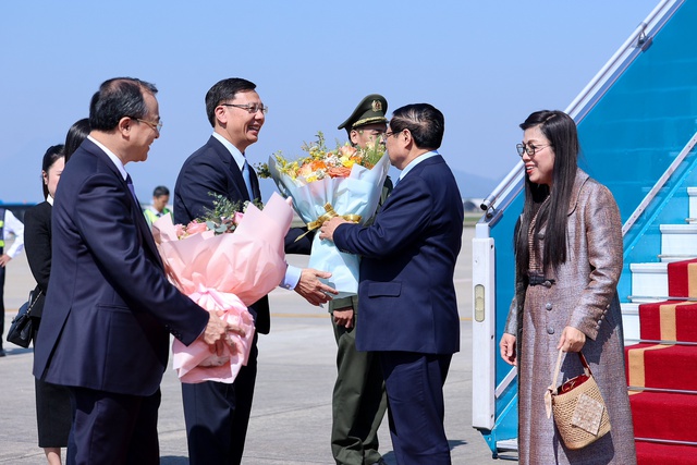 Lãnh đạo Văn phòng Chính phủ đón Thủ tướng và Phu nhân tại sân bay - Ảnh: VGP/Nhật Bắc