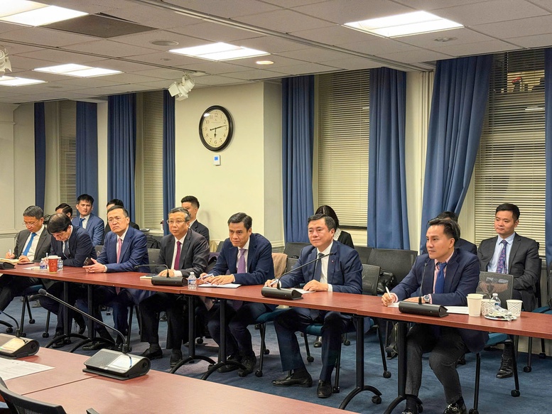 Thứ trưởng Bộ Công Thương Nguyễn Sinh Nhật Tân cùng các thành viên trong Đoàn công tác tham dự phiên đàm phán kỹ thuật tại Washington, D.C.