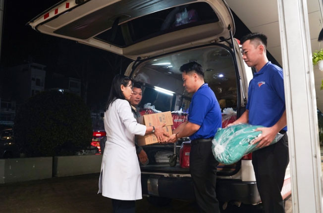 Rạng sáng 24-11, đoàn công tác Bệnh viện Chợ Rẫy phối hợp cùng Thành Đoàn TP.HCM cũng đã chính thức ra quân, lên đường tham gia công tác cứu nạn, cứu hộ và hỗ trợ người dân tỉnh Khánh Hòa - Ảnh: Bệnh viện cung cấp