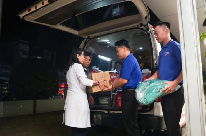 Gần 100 y bác sĩ TP.HCM lên đường chi viện sau lũ cho tỉnh Đắk Lắk