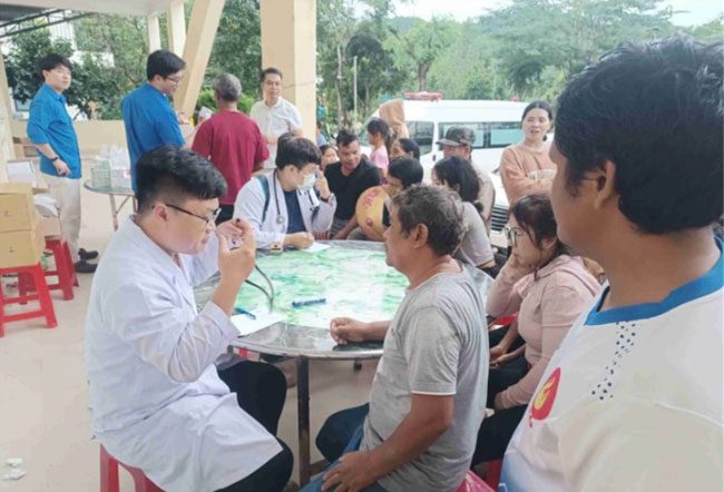 Y bác sĩ TP.HCM khám chữa bệnh, cấp phát thuốc miễn phí cho người dân vùng lũ Khánh Hòa - Ảnh: HỮU LONG
