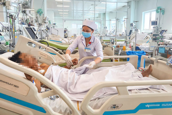 Nhiễm khuẩn do vi khuẩn kháng thuốc khiến bệnh nhân phải nằm viện lâu hơn, dùng thuốc đắt tiền hơn, và tăng nguy cơ biến chứng.