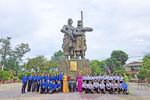 Các em học sinh, sinh viên thắp hương tại Tượng đài Lê Cẩn- Nguyễn Giao.