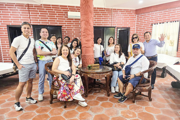 Các doanh nghiệp lữ hành Philippines, Malaysia đến thăm Nhà gốm Tư Buôi (phường Thanh Đức).