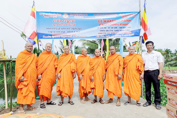 Cầu nông thôn tại xã Tập Sơn được Hội Đoàn kết sư sãi yêu nước tỉnh vận động xây dựng, giúp người dân đi lại thuận tiện hơn.

