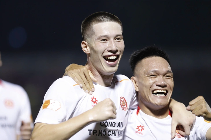 Cầu thủ Việt kiều Anh Williams Lee (trái) ăn mừng bàn thắng cùng đồng đội Quang Hùng - Ảnh: ANH KHOA

