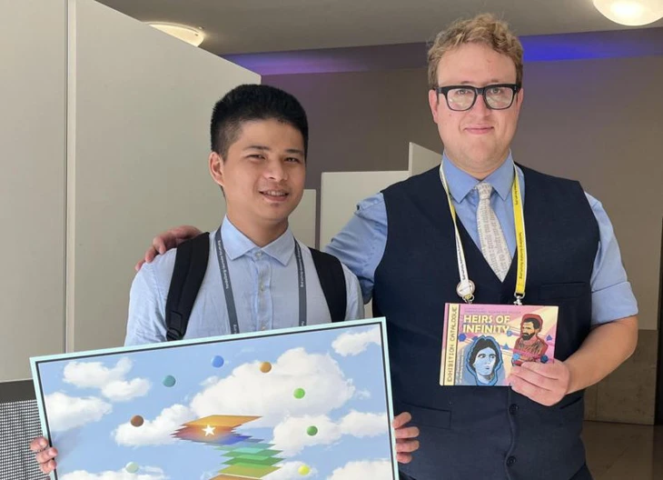 Lê Xuân Hoàng cùng nhà nghiên cứu người Argentina tại diễn đàn - Ảnh: NVCC