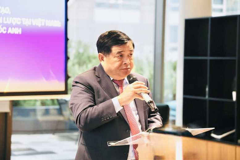 Phó Thủ tướng đề nghị cộng đồng chuyên gia, trí thức, nhà khoa học Việt Nam tại Anh phát huy vai trò là cầu nối, là mắt xích quan trọng giữa cộng đồng tri thức người Việt tại Anh với hệ sinh thái đổi mới sáng tạo Việt Nam - Ảnh: VGP/Thu Sa