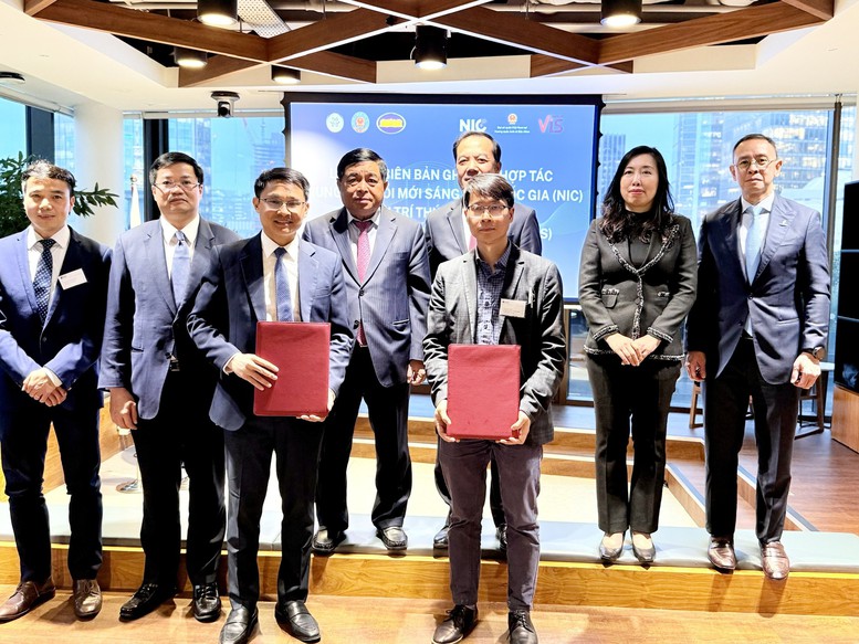 Phó Thủ tướng chứng kiến lễ ký kết Biên bản ghi nhớ hợp tác (MoU) giữa Trung tâm Đổi mới sáng tạo Quốc gia (NIC, Bộ Tài chính) và Hội trí thức người Việt Nam tại Vương quốc Anh và Bắc Ireland (VIS) - Ảnh: VGP/Thu Sa