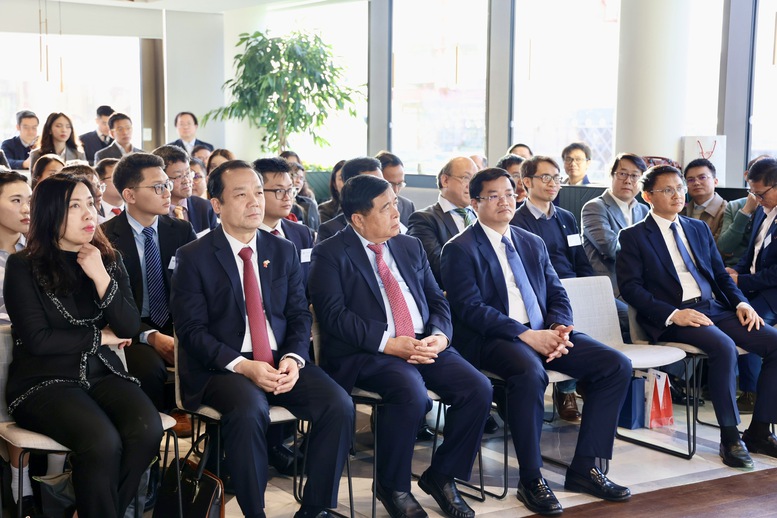 Phó Thủ tướng Nguyễn Chí Dũng dự Diễn đàn Thúc đẩy đổi mới sáng tạo, phát triển các ngành công nghệ chiến lược tại Việt Nam: Kinh nghiệm từ Vương quốc Anh - Ảnh: VGP/Thu Sa