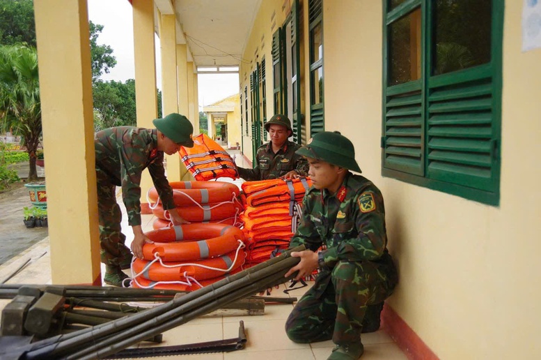 Các chiến sĩ Sư đoàn 315 chuẩn bị phương tiện để phòng chống bão Kalmaegi.

