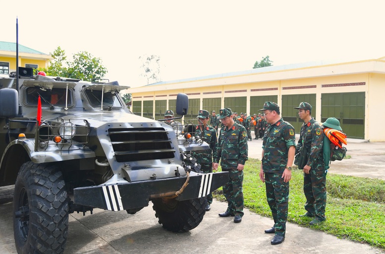 Đại tá Võ Văn Bá trực tiếp kiểm tra các phương tiện chuẩn bị ứng phó bão trên địa bàn Quảng Ngãi.

