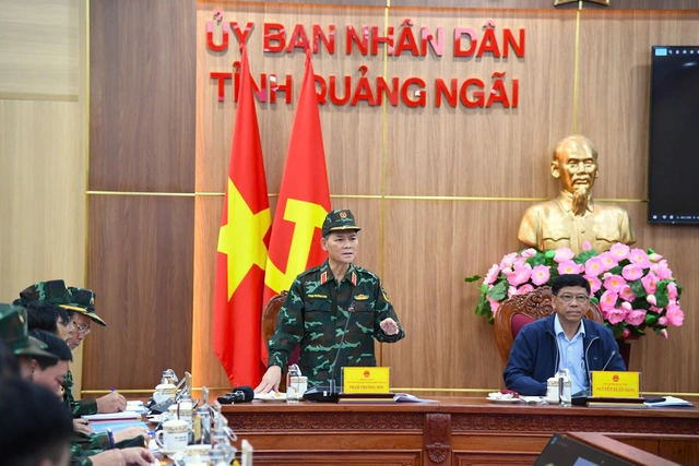 Thượng tướng Phạm Trường Sơn, Phó Tổng Tham mưu trưởng Quân đội nhân dân Việt Nam phát biểu chỉ đạo tại Quảng Ngãi sáng 6-11 - Ảnh: VĂN VIỄN
