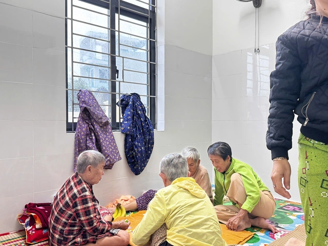 Bà con xã đảo Nhơn Châu, Gia Lai, được chính quyền xã sơ tán đi tránh trú bão tại nơi kiên cố - Ảnh: HIỆP HƯNG