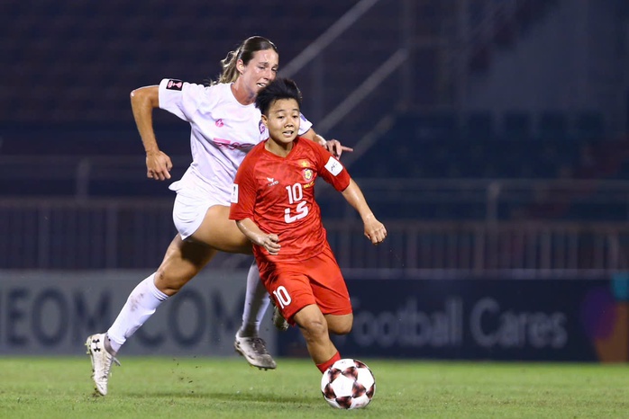 Trước đó, CLB nữ TP HCM với lợi thế sân nhà đã nhập cuộc có phần so kè với đối thủ. Tuy nhiên, các phương án về phía cầu môn đều gặp bất lợi vì thể hình

