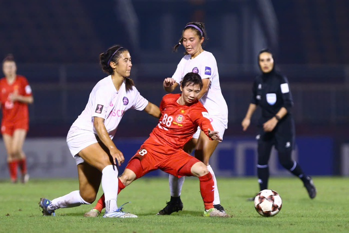 Bước vào hiệp 2, Thuỳ Trang được tung vào sân và chơi ở vị trí gần như cao nhất. Chính tiền vệ 37 tuổi này góp công lớn vào bàn duy nhất khi khuấy đảo hàng thủ đối phương

