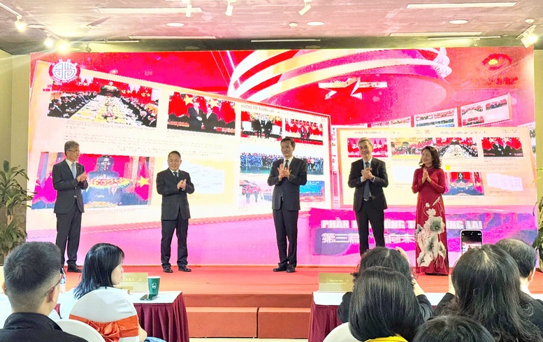 Các đại biểu thực hiện nghi thức khai mạc Triển lãm - Ảnh: VGP/Thu Giang

