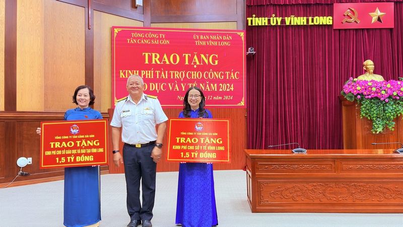 Giám đốc Sở Y tế Hồ Thị Thu Hằng (bìa phải) và Giám đốc Sở GĐ – ĐT Vĩnh Long Trương Thanh Nhuận đại diện 2 ngành nhận kinh phí hỗ trợ từ Tổng Công ty Tân Cảng Sài Gòn.