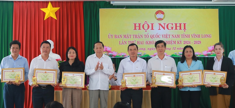 Ông Nguyễn Thành Thế- Phó Bí thư Thường trực Tỉnh ủy tặng bằng khen cho 16 tập thể đã có thành tích trong phòng chống bão, lụt.