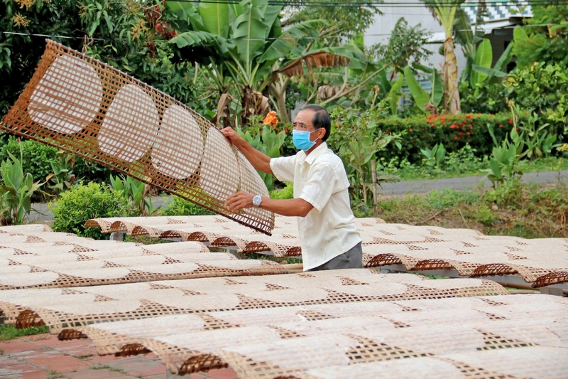 Làng nghề bánh tráng cù lao Mây hiện có trên 70 hộ sản xuất, trong đó 14 hộ tham gia HTX.Ảnh: NGỌC LIỄU