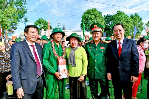 Ông Bùi Văn Nghiêm- Bí thư Tỉnh ủy, Trung tướng Nguyễn Xuân Dắt- Tư lệnh Quân khu và ông Lữ Quang Ngời- Chủ tịch UBND tỉnh, tặng quà, động viên thanh niên lên đường bảo vệ Tổ quốc.
