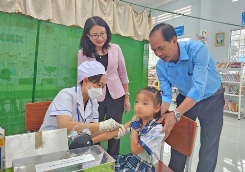 Tiêm vaccine phòng bệnh sởi cho học sinh ở tỉnh Vĩnh Long.
