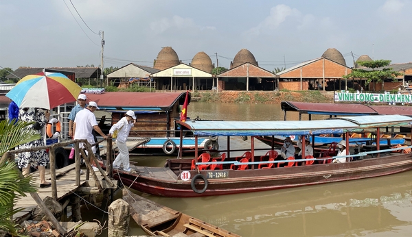 Để trở thành “Điểm hẹn phương Nam”, làng nghề gạch gốm đỏ cần có sản phẩm, dịch vụ ấn tượng, thu hút sự quan tâm của du khách.
