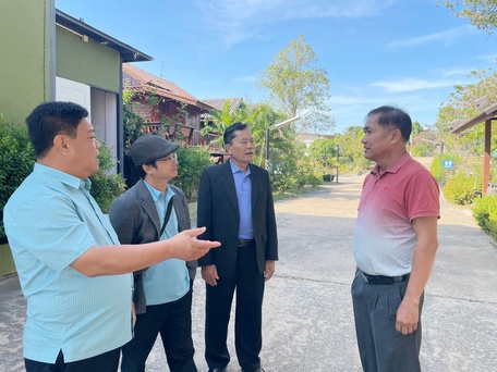 Trò chuyện với chú Phạm Duy Quý.
