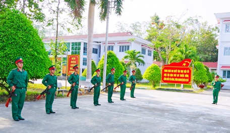 Cán bộ, chiến sĩ lực lượng vũ trang ra sức thi đua, phấn đấu hoàn thành xuất sắc mọi nhiệm vụ.
