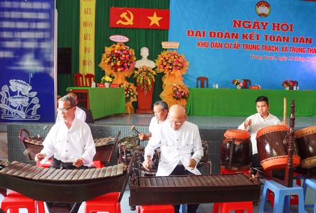 Vĩnh Long quan tâm chăm lo phát triển vùng đồng bào dân tộc thiểu số, giữ gìn bản sắc văn hóa dân tộc. Trong ảnh: Trình diễn nhạc ngũ âm của đồng bào dân tộc Khmer.