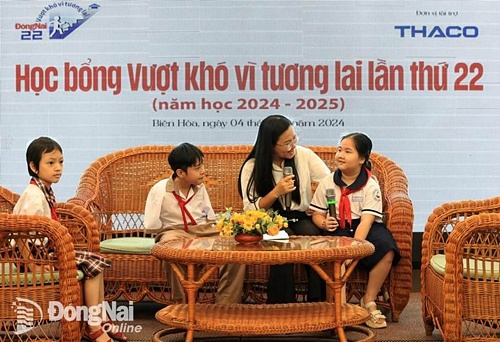 3 em học sinh có hoàn cảnh đặc biệt khó khăn giao lưu chia sẻ tinh thần vượt khó của mình tại buổi lễ trao học bổng. Ảnh: Công Nghĩa
