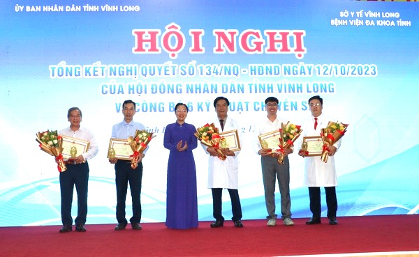 Lãnh đạo tỉnh trao Bằng khen cho 5 tập thể đã có thành tích trong hỗ trợ đào tạo, chuyển giao kỹ thuật chuyên sâu cho BVĐK Vĩnh Long.
