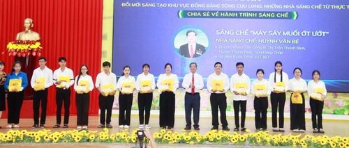  Ông Huỳnh Văn Bé-thương hiệu “Muối sấy Ngọc Yến” trao học bổng khuyến học cho sinh viên.