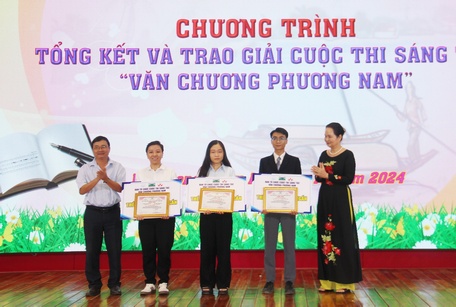   Trao thưởng cho các tác giả đoạt giải 4 thể loại truyện ngắn.