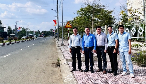 Lãnh đạo Công ty TNHH MTV Xổ số Kiến thiết Vĩnh Long- đơn vị tài trợ và Phòng Kinh tế và Hạ tầng- chủ đầu tư tại buổi nghiệm thu, bàn giao công trình.