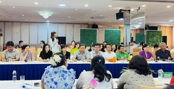 Một đại biểu đến từ Cà Mau tham gia chương trình tham quan chợ nổi Long Xuyên, dự tọa đàm và chia sẻ cảm nhận của mình ở vị trí là một du khách.
