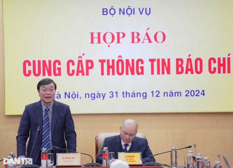 Thứ trưởng Bộ Nội vụ Trương Hải Long trao đổi tại buổi họp báo (Ảnh: Phùng Minh).

