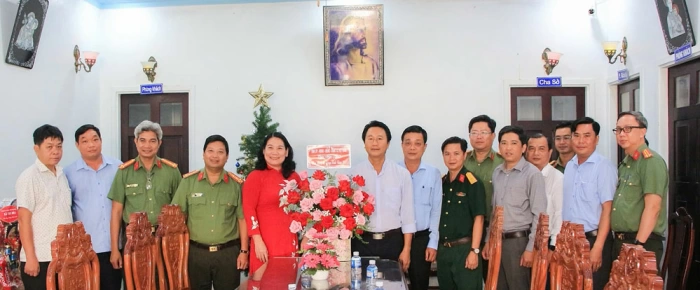 Phó Chủ tịch UBND tỉnh- Nguyễn Thị Bé Mười thăm, chúc mừng Giáng sinh