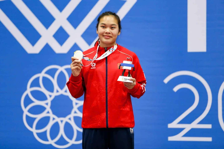 Nữ võ sĩ Jiujitsu Phụng Mùi Nhình tươi cười rạng rỡ với tấm HCB ở SEA Games 33 - Ảnh: THANH ĐỊNH