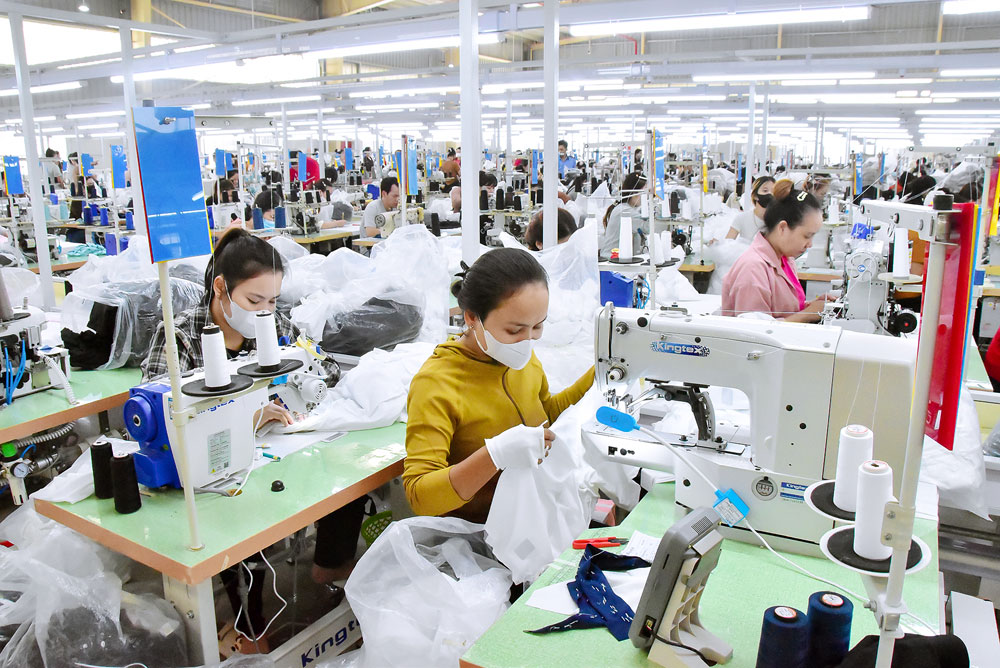 Môi trường làm việc của người lao động Công ty TNHH Sản xuất thương mại may Ân Trị.

