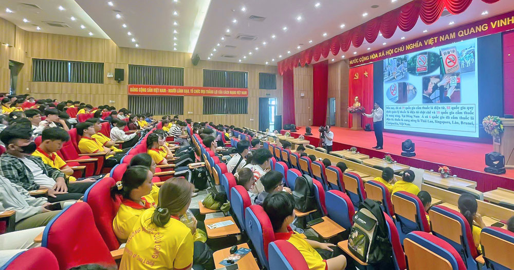 Trung tâm Kiểm soát bệnh tật Vĩnh Long phối hợp với Trường ĐH Cửu Long tổ chức buổi nói chuyện chuyên đề sức khỏe với chủ đề “Phòng, chống tác hại của thuốc lá và xây dựng môi trường học đường không khói thuốc”.

