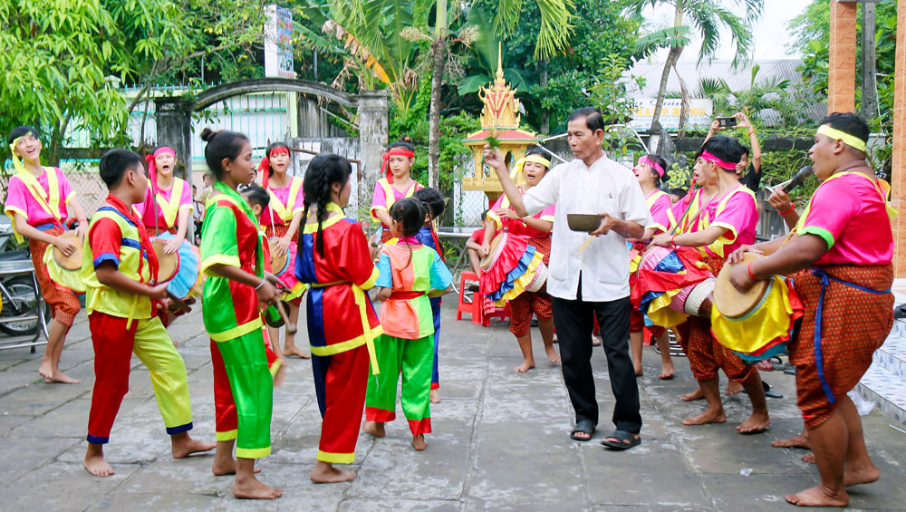 Ông Trần Sang thực hiện nghi thức cầu mong mỗi đều tốt lành cho học trò.

