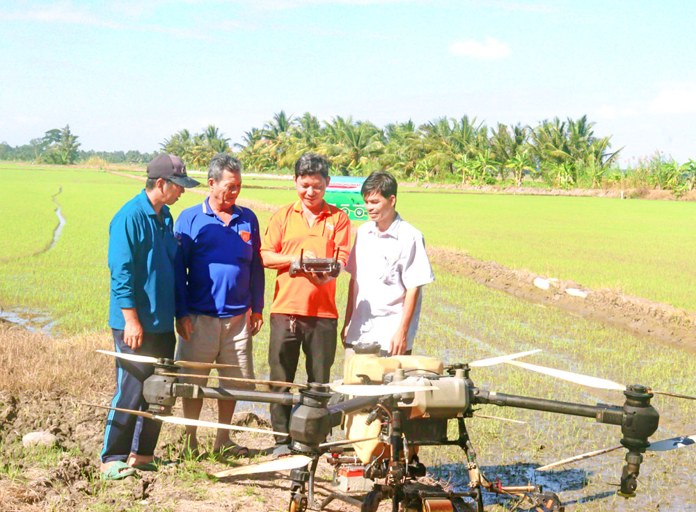 Nông dân ứng dụng khoa học kỹ thuật vào sản xuất nông nghiệp.

