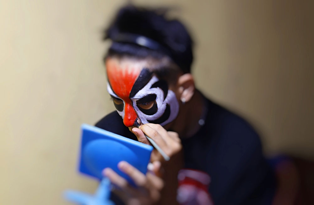 Đôi tay người nghệ sĩ tỉ mỉ trong công đoạn trang điểm.

