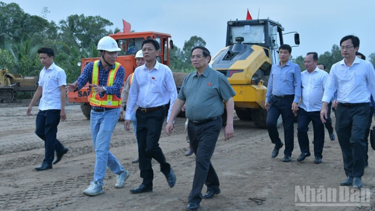 Thủ tướng Phạm Minh Chính thị sát dự án cao tốc Châu Đốc - Cần Thơ - Sóc Trăng trên địa bàn thành phố Cần Thơ. (Ảnh THANH GIANG)